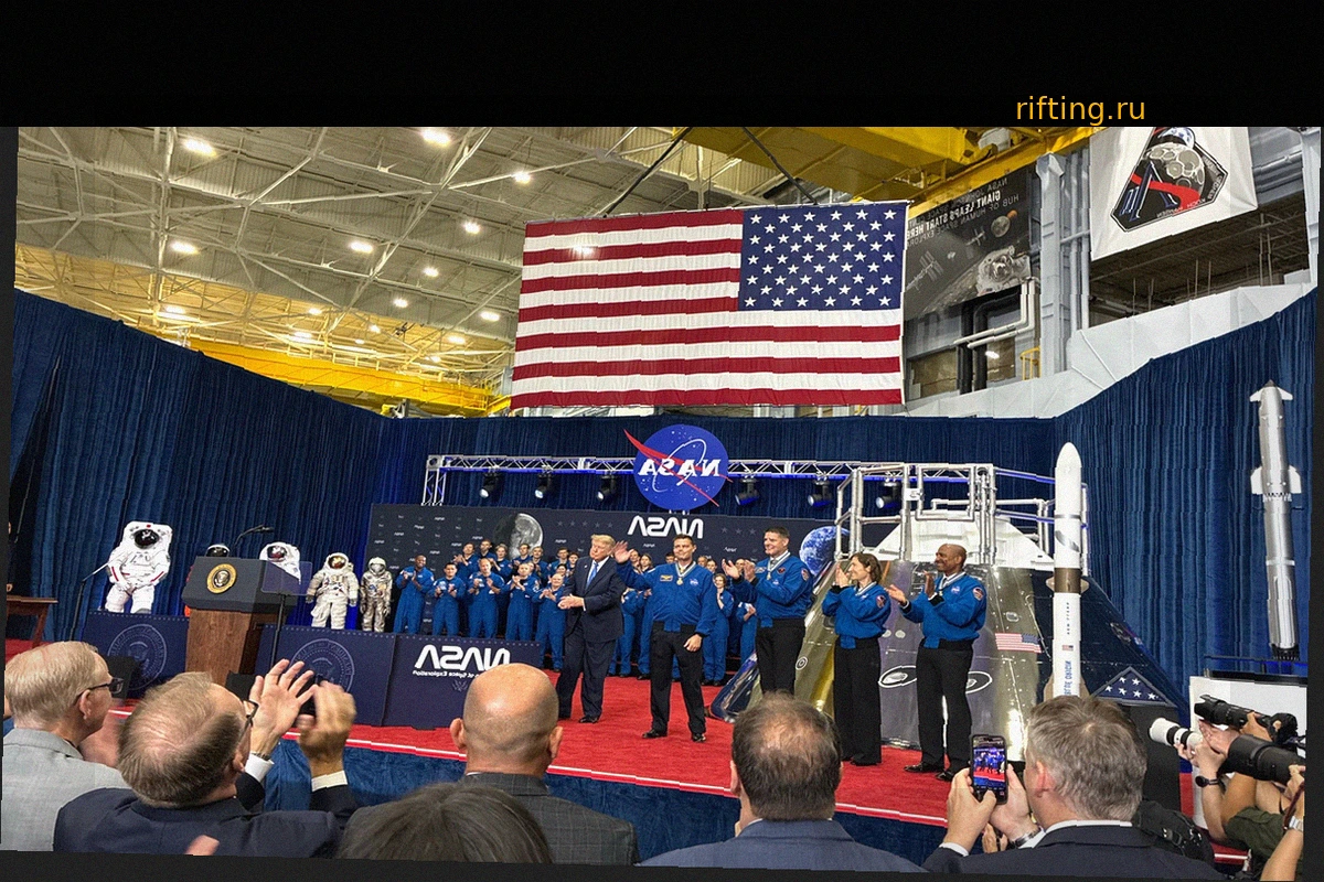 Президент наградил экипаж Artemis II высшей космической наградой США